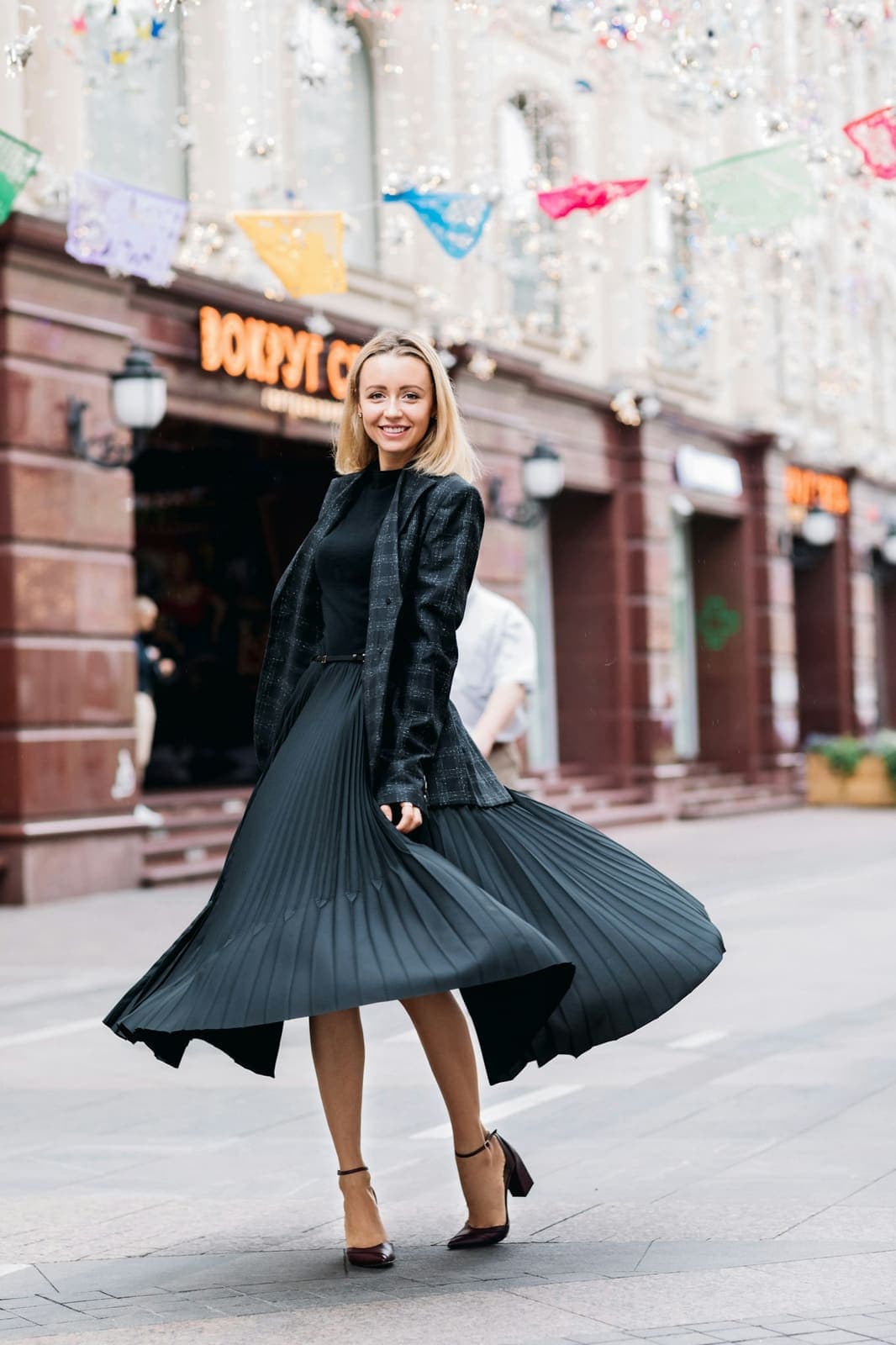 Модель на съёмке в центре Москвы, Кузнецкий Мост