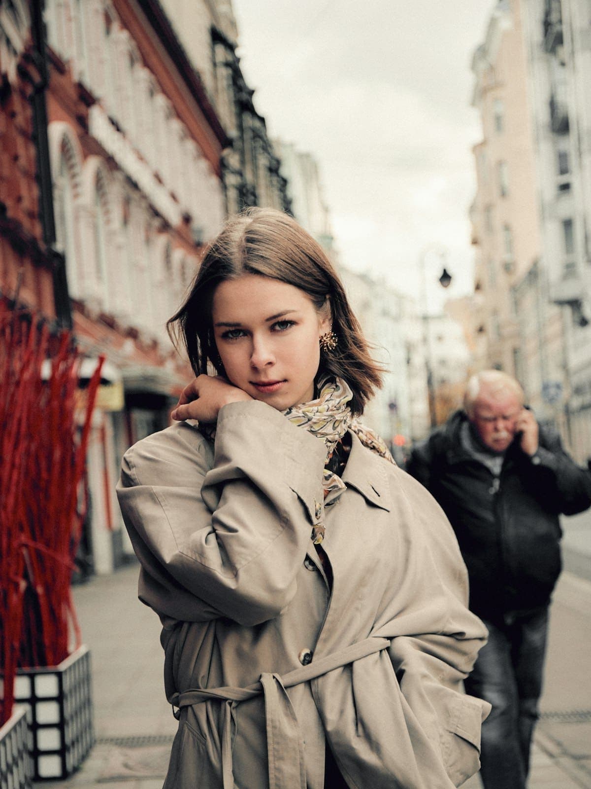 Модель в тренче на съёмке в центре Москвы